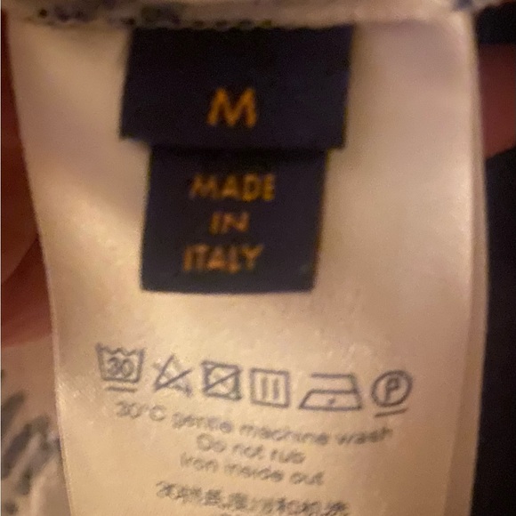 Medium authentic Louis Vuitton logo shirt in perfect condition. - Picture 5 of 6